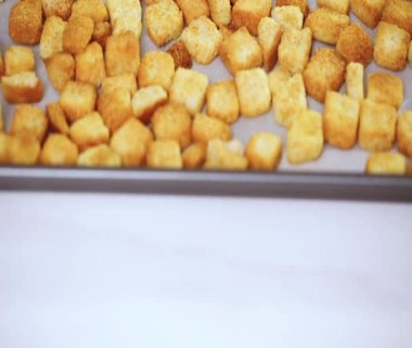 Sac pişirme üzerinde taze yumurtalı ekmek kruton.