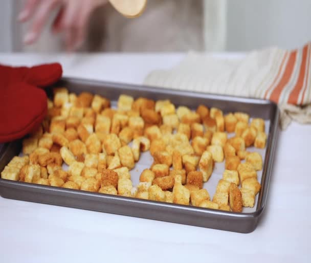 Frisse Franse Toast Croutons Het Bakken Blad — Stockvideo