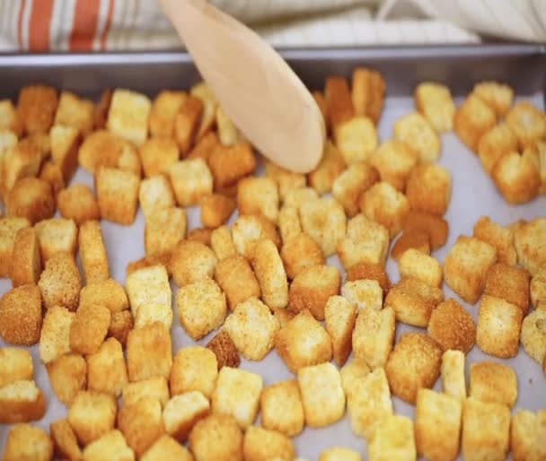 Frisse Franse Toast Croutons Het Bakken Blad — Stockvideo