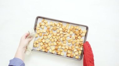 Sac pişirme üzerinde taze yumurtalı ekmek kruton.
