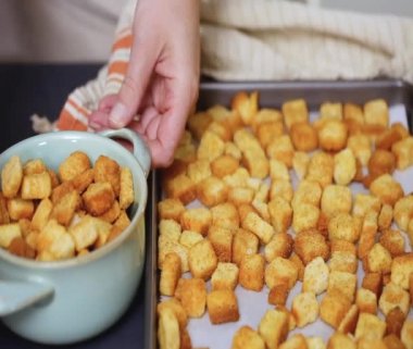 Taze yumurtalı ekmek kruton kabın içinde.