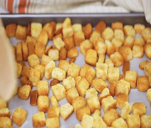 Frisse Franse Toast Croutons Het Bakken Blad — Stockvideo