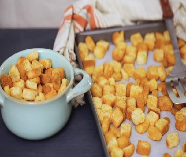 Frisse Franse Toast Croutons Kom — Stockvideo