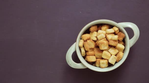 新鲜法式土司蒜在碗里 — 图库视频影像