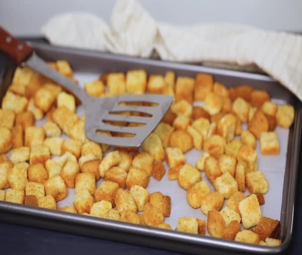 Frisse Franse Toast Croutons Het Bakken Blad — Stockvideo