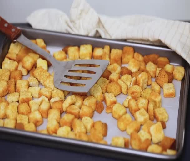 Frisse Franse Toast Croutons Het Bakken Blad — Stockvideo