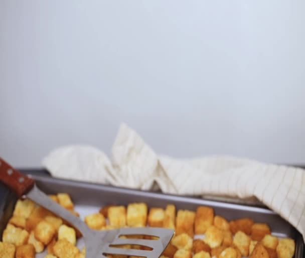Frische French Toast Croutons Auf Backblech — Stockvideo