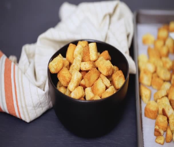 Croutons Tostadas Francesas Frescas Tazón Negro — Vídeo de stock