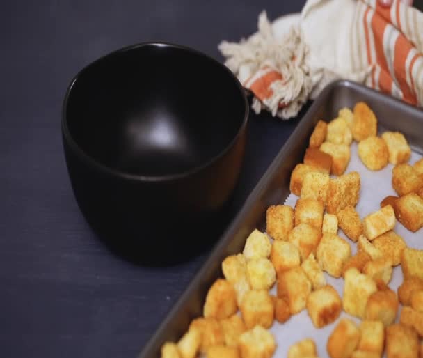 黒ボウルにクルトンを新鮮なフレンチ トースト — ストック動画