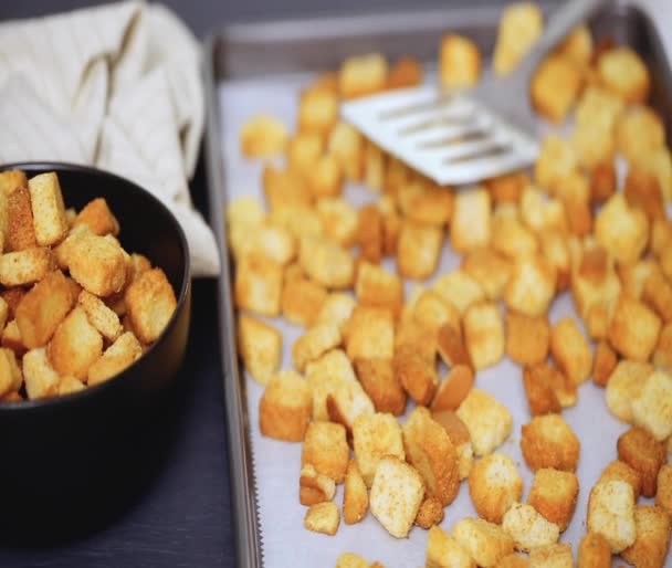 Färska Franska Toast Krutonger Svart Skål — Stockvideo