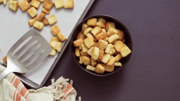 Frisse Franse Toast Croutons Zwarte Kom — Stockvideo