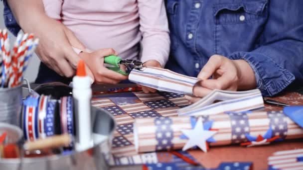 Steg För Steg Mor Och Dotter Att Göra Papper Lykta — Stockvideo