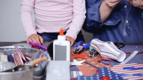 Steg För Steg Mor Och Dotter Att Göra Papper Lykta — Stockvideo