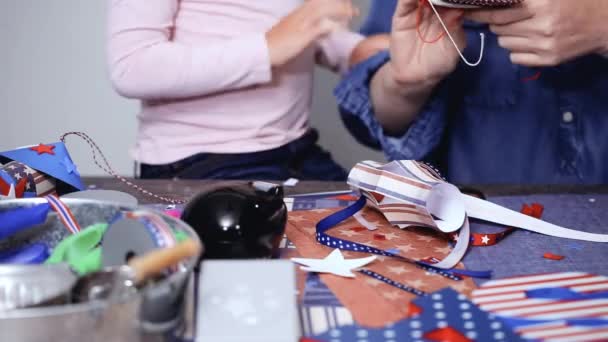 Paso Paso Madre Hija Haciendo Linterna Papel Para Celebración Del — Vídeo de stock