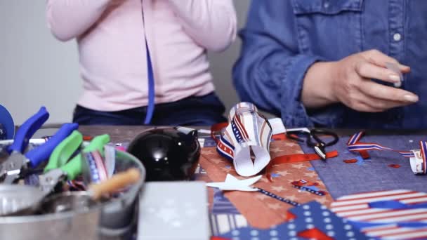 Paso Paso Madre Hija Haciendo Linterna Papel Para Celebración Del — Vídeo de stock