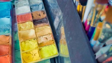 Yüz boyama yüz boyama standında çeşitli.