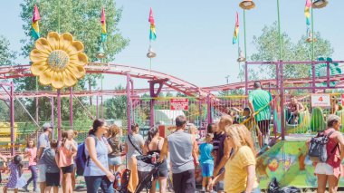 Parker, Colorado, ABD-Haziran 9, 2018 - sürmek küçük kasaba karnavalında çocuklar..