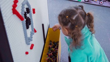 Boulder, Colorado, ABD-Mayıs 28, 2018 - küçük kız Lego blokları üzerinde beyaz tahta ile oynamak.