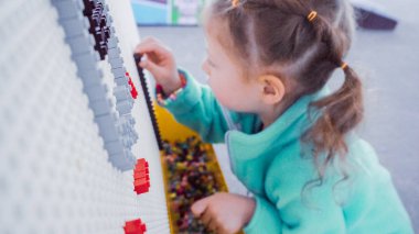 Boulder, Colorado, ABD-Mayıs 28, 2018 - küçük kız Lego blokları üzerinde beyaz tahta ile oynamak.