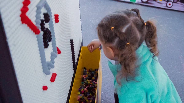 Boulder Colorado Estados Unidos Mayo 2018 Niña Jugando Con Bloques —  Fotos de Stock