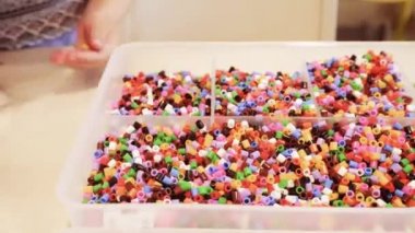 Küçük kız renkli çocuklar boncuk bilezik yapımı