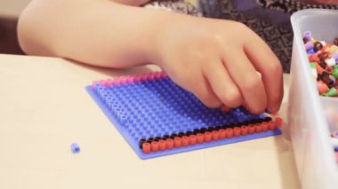 Küçük kız renkli çocuklar boncuk bilezik yapımı