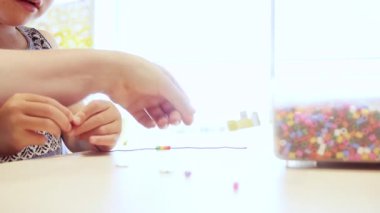 Küçük kız renkli çocuklar boncuk bilezik yapımı