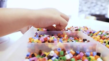 Küçük kız renkli çocuklar boncuk bilezik yapımı