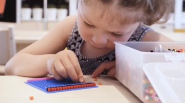 Küçük kız renkli çocuklar boncuk bilezik yapımı