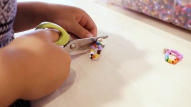 Küçük kız renkli çocuklar boncuk bilezik yapımı