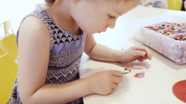 Küçük kız modeli gelen renkli boncuk boncuk tahtada yapma