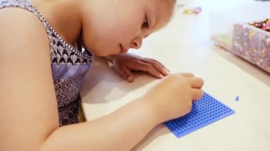 Küçük kız modeli gelen renkli boncuk boncuk tahtada yapma