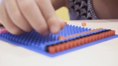 Küçük kız modeli gelen renkli boncuk boncuk tahtada yapma