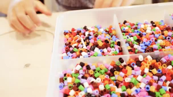 Niña Haciendo Pulsera Cuentas Colores Para Niños — Vídeos de Stock