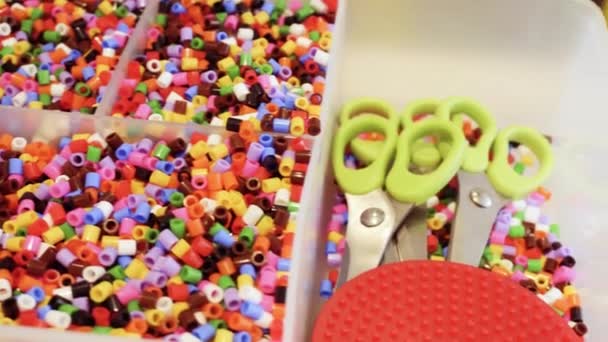 Küçük Kız Renkli Çocuklar Boncuk Bilezik Yapımı — Stok video
