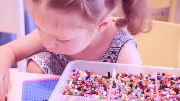 Kleines Mädchen Bastelt Armband Aus Bunten Kinderperlen — Stockvideo