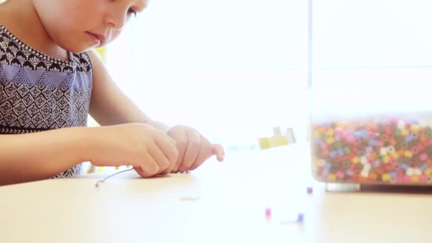 Niña Haciendo Pulsera Cuentas Colores Para Niños — Vídeos de Stock