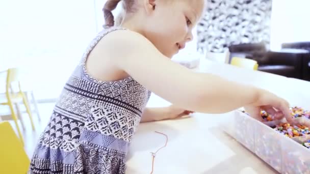Κοριτσάκι Που Κάνει Βραχιόλι Από Παιδιά Πολύχρωμες Χάντρες — Αρχείο Βίντεο