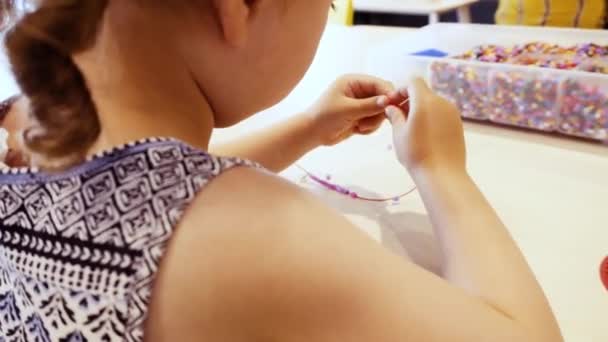 소녀가 화려한 구슬에서 만들기 — 비디오