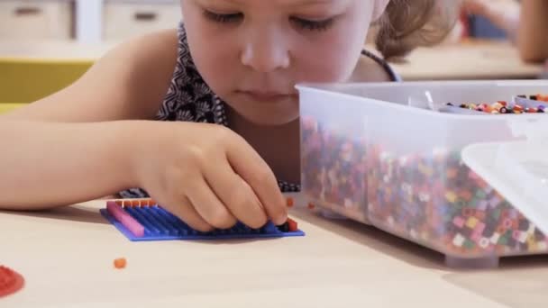 Lilla Flickan Att Göra Armband Från Färgglada Barn Pärlor — Stockvideo