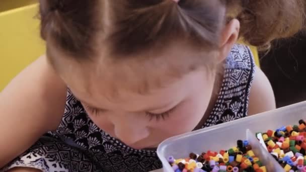 Lilla Flickan Att Göra Armband Från Färgglada Barn Pärlor — Stockvideo