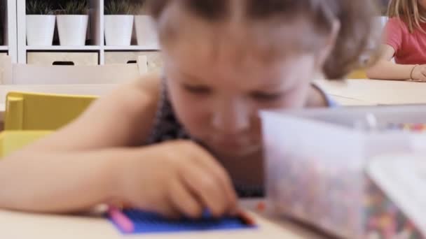 Lilla Flickan Att Göra Armband Från Färgglada Barn Pärlor — Stockvideo