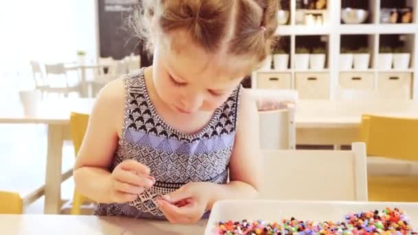 Nahaufnahme Von Kinderhänden Die Bunte Perlen Aufreihen Armband Machen — Stockvideo