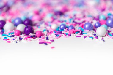 Beyaz bir arka plan üzerinde renkli mor serpin karışım.