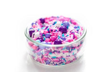 Beyaz bir arka plan üzerinde renkli mor serpin karışım.