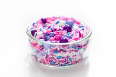 Beyaz bir arka plan üzerinde renkli serpin karışım.