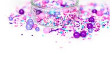 Beyaz bir arka plan üzerinde renkli mor serpin karışım.