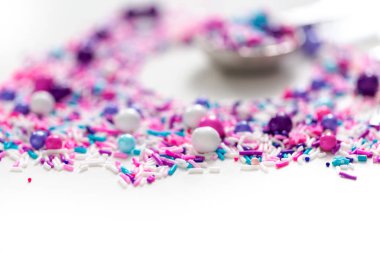 Beyaz bir arka plan üzerinde renkli mor serpin karışım.