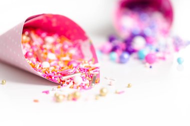 Beyaz bir arka plan üzerinde renkli serpin karışım.