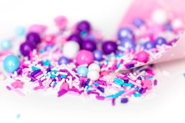 Beyaz bir arka plan üzerinde renkli mor serpin karışım.